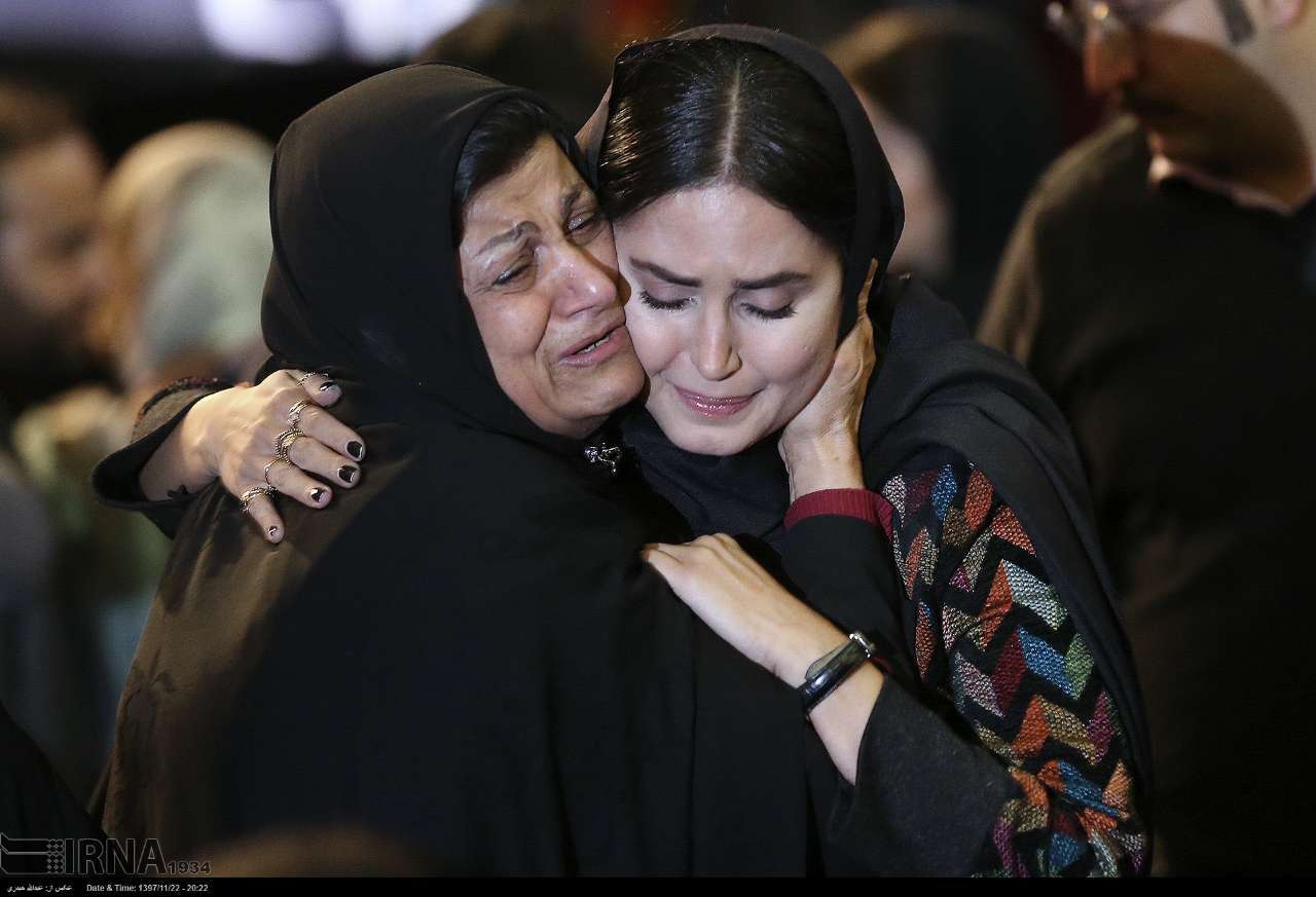 عکس الناز شاکردوست در آغوش مادر شهید جهان نيوز 