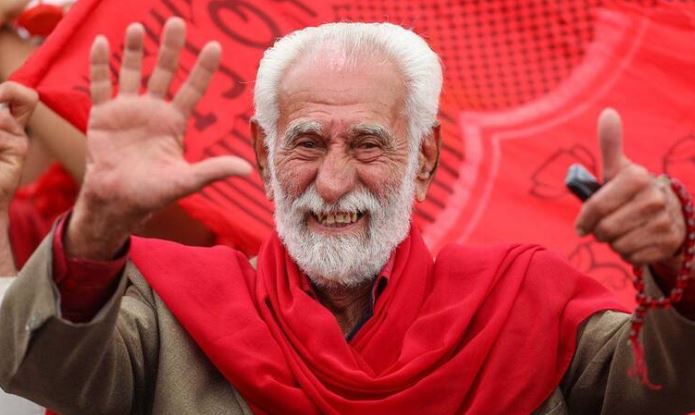 عکس کری پیرمرد پرسپولیسی برای استقلال جهان نيوز