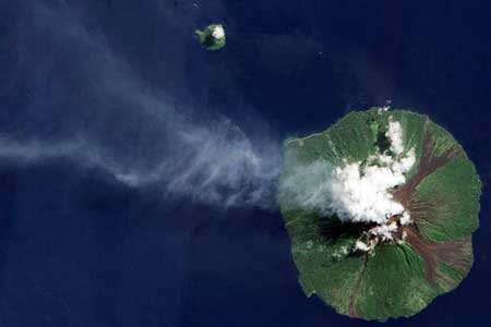 تصویر ماهواره ناسا از خروج توده دود از دهانه آتشفشان مانام در سواحل پاپوا گینه نو