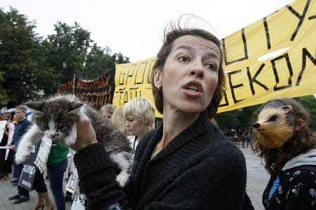 گردهمایی فعالان حقوق حیوانات در مسکو در اعتراض به طرح های دولت روسیه مبنی بر قانونی کردن شکار در جنگل ها و پارک های ملی