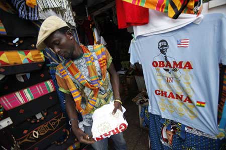 یک دست فروش غنایی به مناسبت سفر اوباما به این کشور آفریقایی تی شرت های اوباما را در بازار به فروش می رساند