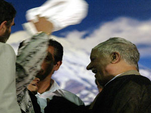 استقبال شایسته نمازگزاران تهرانی از آیت الله هاشمی رفسنجانی