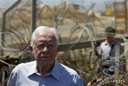 جیمی کارتر رئیس جمهور اسبق امریکا در کنار دیوار حایل اسرائیل در رام الله