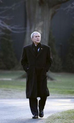 جورج بوش پسر آخرین پیاده روی اش را در حیاط کاخ سفید انجام می دهد