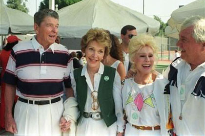 رونالد ریگان و همسرش نانسی در کنار اوا گابور بازیگر امریکایی در چهارمین دوره رقابت های تنیس جام نانسی ریگان