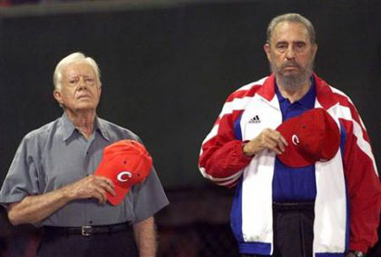 جیمی کارتر و فیدل کاسترو در حال شنیدن سرود ملی کوبا پیش از برگزاری یک مسابقه بیس بال در هاوانا