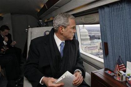 جورج بوش پس از مراسم تحلیف اوباما، کاخ سفید را ترک می کند