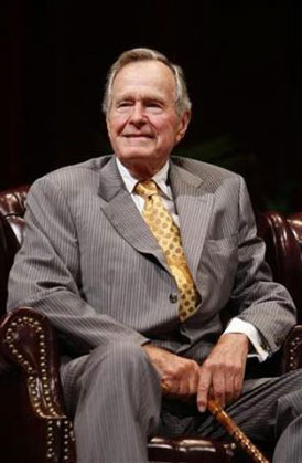 جورج بوش به سخنرانی باراک اوباما در دانشگاه تگزاس گوش می دهد