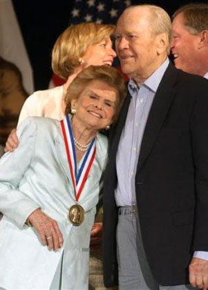 مدال افتخار جرالد فورد برای همسرش به خاطر خدمات اجتماعی وی