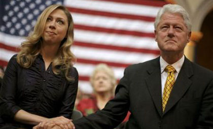 بیل کلینتون و دخترش چلسی در کمپین انتخاباتی هیلاری کلینتون در موزه ملی واشنگتن