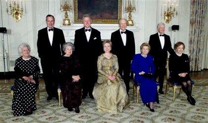 روسای جمهور جورج بوش ، بیل کلینتون، جرالد فورد و جیمی کارتر به همراه همسرانشان و نیز برد جانسون همسر لیندون جانسون در جشن 200 سالگی کاخ سفید