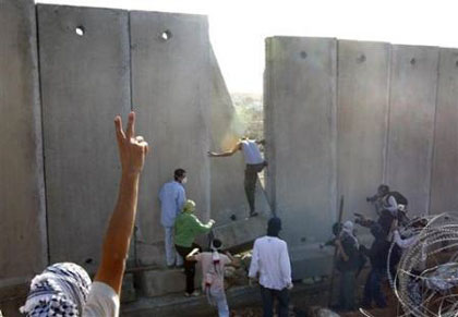 جوانان معترض فلسطینی با جک اتومبیل بخشی از دیوار حایل اسرائیل را فرو ریختند.