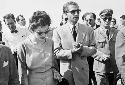 شاه پهلوی به همراه همسرش ثریا در زمان کودتا در ایتالیا به سر می بردند