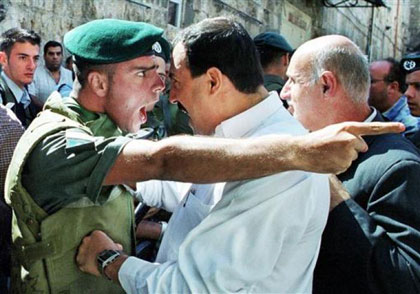 درگیری سرباز اسرائیلی با شهروند فلسطینی در اورشلیم سال2000 میلادی.