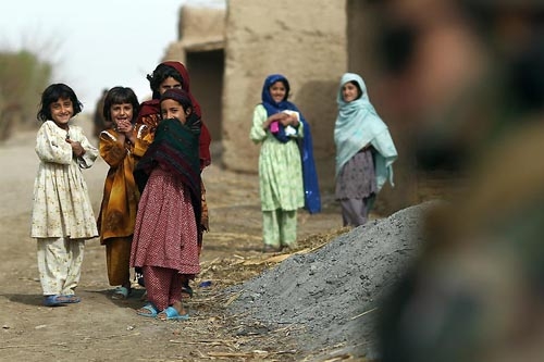 لبخند دختران افغانی به سربازان در استان هلمند. 25 فوریه 2010