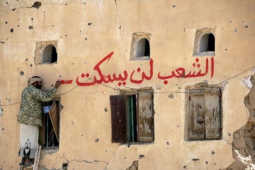 این جمله‌ای است که مرد یمنی بر روی دیوار مشبک با تیر و گلوله در استان امران یمن می‌نویسد.25 فوریه 2010