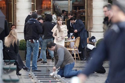 آنجلینا جولی در صحنه فیلمبرداری در فیلم توریست،در یکی از محله‌های پاریس.