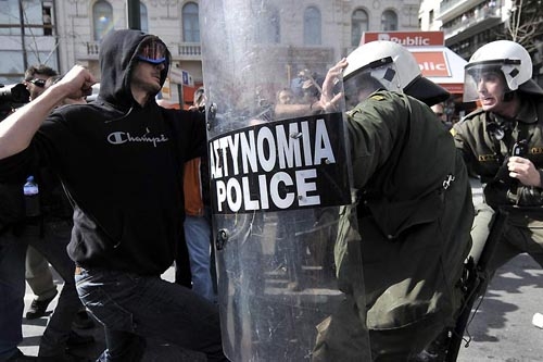 کتک‌کاری شهروندان با پلیس در آتن، پایتخت یونان. قریب به 30 هزارنفر در این روز در این تظاهرات شرکت کردند.