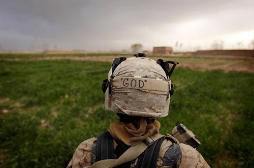 سرباز آمریکایی بر روی کلاه خود نام خدا را نوشته است.عملیات مشترک نیروهای ناتو دومین هفته خود را پشت می‌گذارد. 23 فوریه 2010