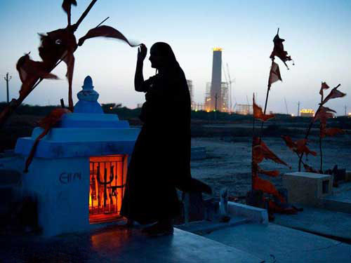يك زن هندو در كنار مقبره حاوي خاكستر يكي از اقوامش در گجرات هند.