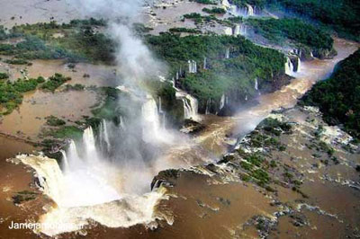 منظره هوايي بي‌نظير از آبشارهاي ايگوئاسو در مرز برزيل و آرژانتين كه جزو عجايب طبيعي فهرست شده در ميراث جهاني يونسكو قرار دارد. ژان پل لوكوك.