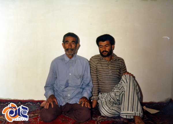 شهید حاج کاظم رستگار در کنار پدرش