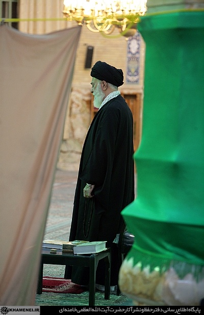 حضور رهبر انقلاب در مسجد جمکران و شعری از ایشان برای امام زمان (عج) +تصاویر