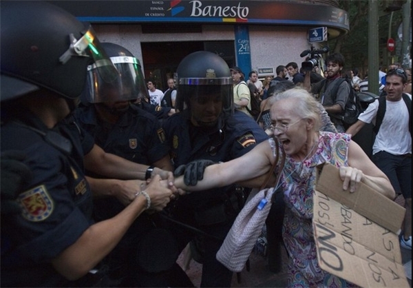برخورد خشونت‌آمیز پلیس اسپانیا+ تصاویر