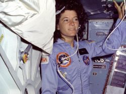 نخستین فضانورد زن درگذشت+عکس
