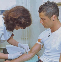 عکس/کریستین رونالدودرحال دادن آزمایش خون