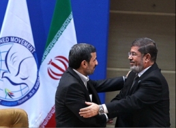 عکس/ احمدی‌نژاد و مرسی در آغوش هم