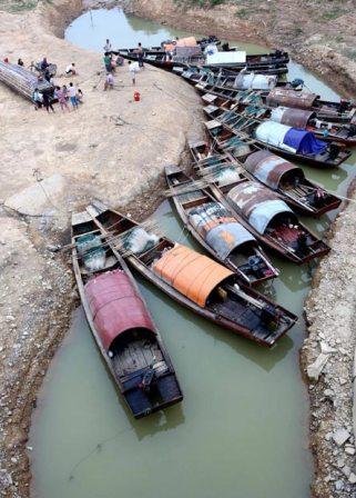 قایق های ماهیگیری در رودخانه ای در دوچانگ چین