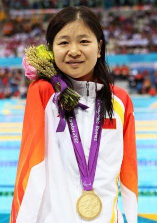 لو دونگ قهرمان طلایی چینی در مسابقات پارا المپیک لندن به جای دست گل را با شانه اش گرفته است