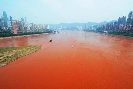 تغییر رنگ بخشی از رودخانه یانگ تسه در شهر چونگینگ در مرکز چین