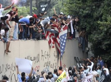 پایین کشیدن پرچم آمریکا و برافراشتن پرچم «لا اله الا الله» بر فراز سفارت