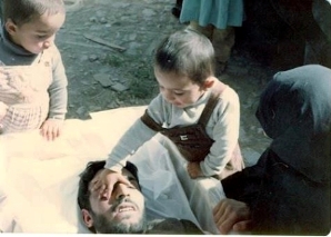 عکسی تکان دهنده از کودک و پدر شهید