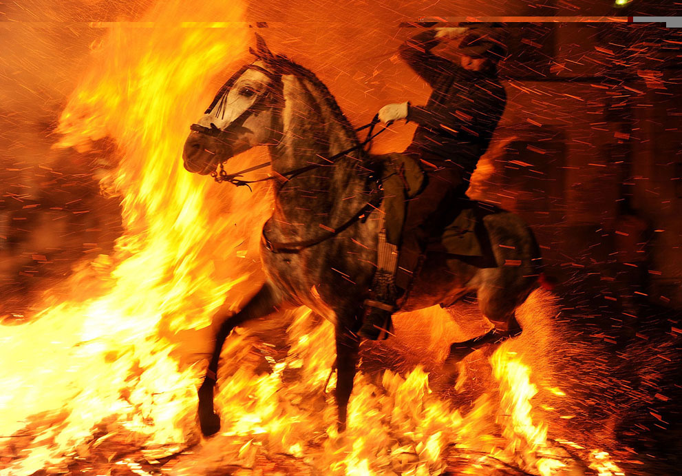 گذشتن از آتش با اسب در اسپانیا