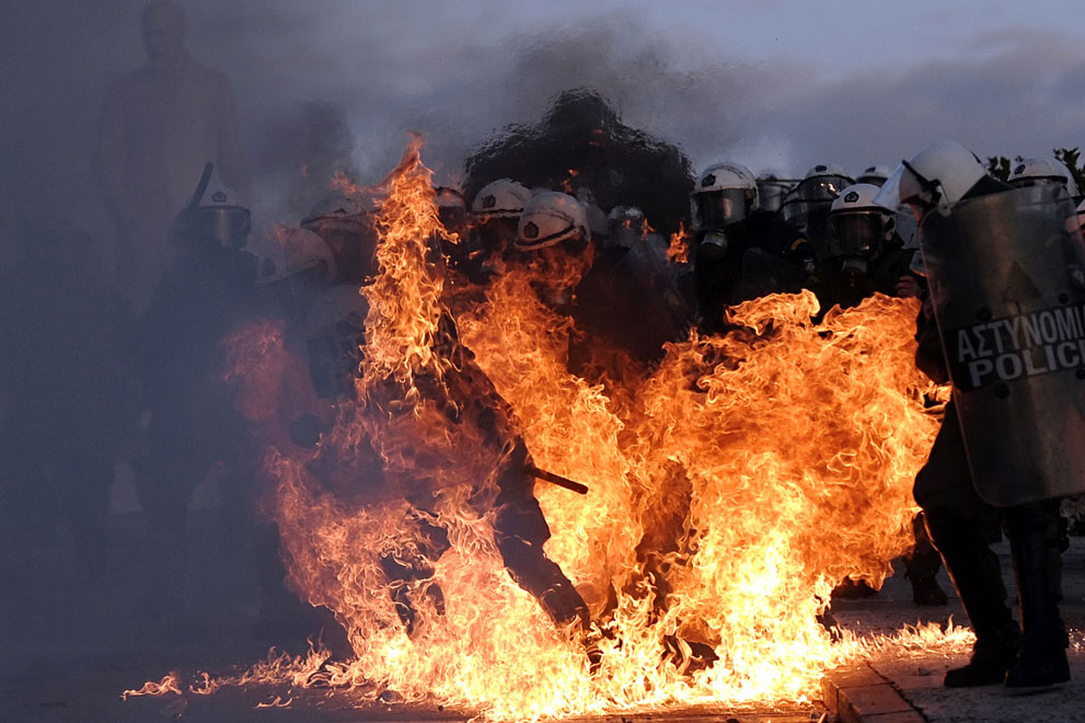پلیس ضد شورش یونان در حال سوختن