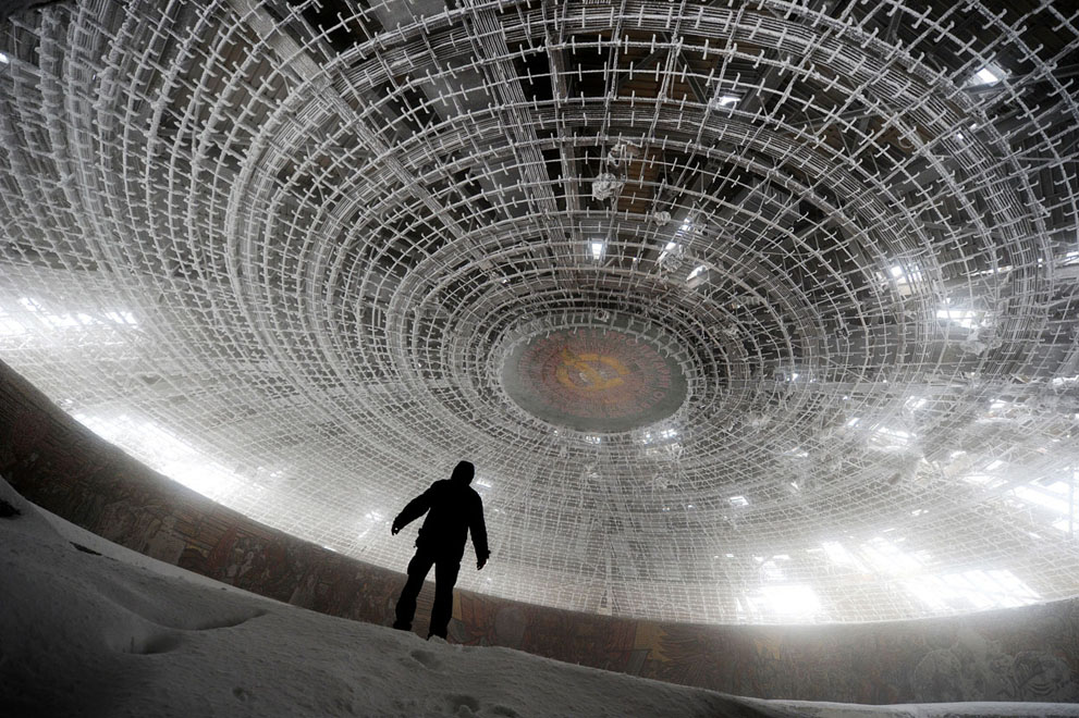 انسان ایستاده زیر سقف کاخ کمونیست بلغارستان
