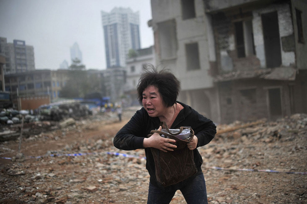 واکنش یک زن روستایی به تخریب خانه اش توسط دولت چین