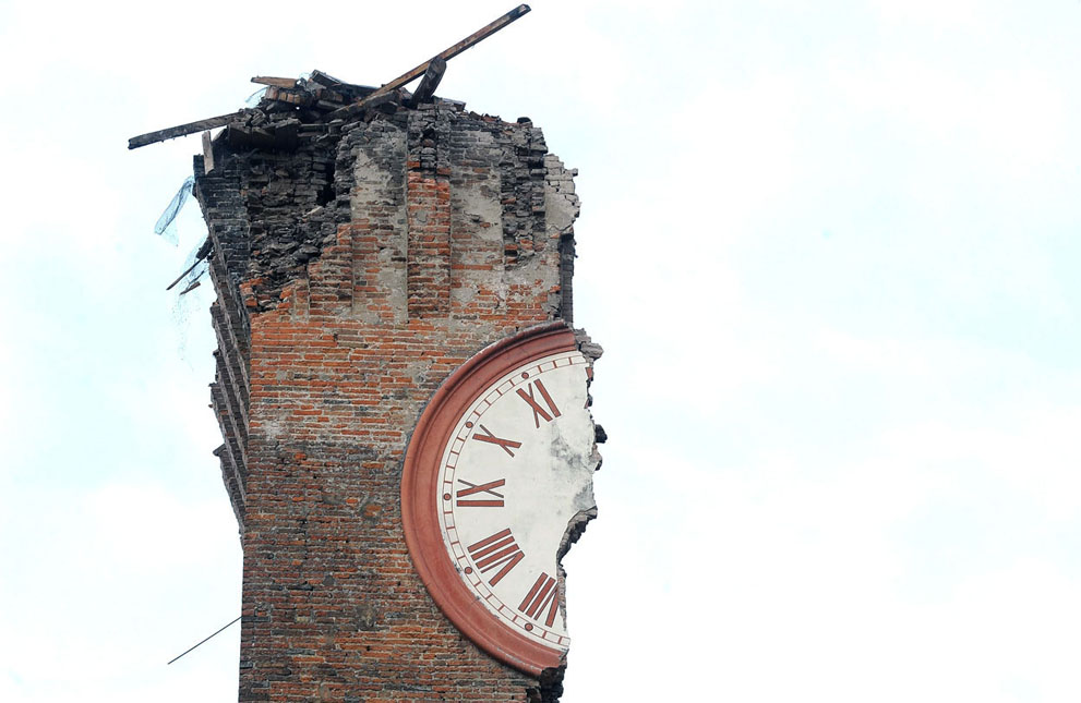 نیمی از ساعت مدنزی که در زلزله 6 لیشتری ایتالیا تخریب شد