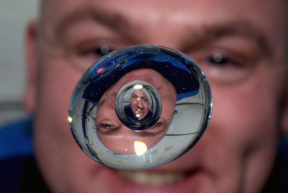 تماشای حباب موجود در میان یک قطره آب، ایستگاه فضایی بین المللی