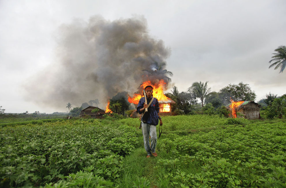 مرد میانماری پس از آتش زدن خانه های مسلمانان روهینگا