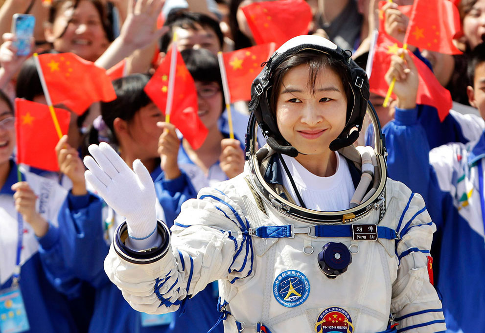 لیو یانگ، فضانورد زن چینی که برای اولین بار در این کشور به خارج از جو زمین فرستاده شد