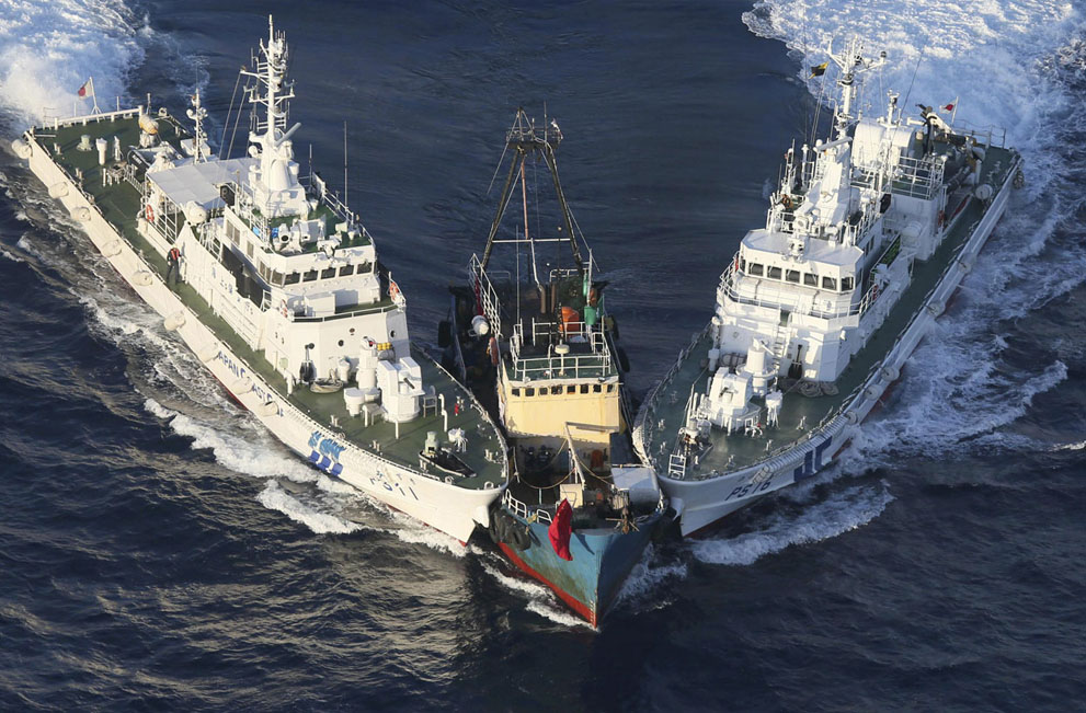 احاطه قایق توسط گارد ساحلی ژاپن در اطراف جزایر مورد مناقشه بین این کشور و چین