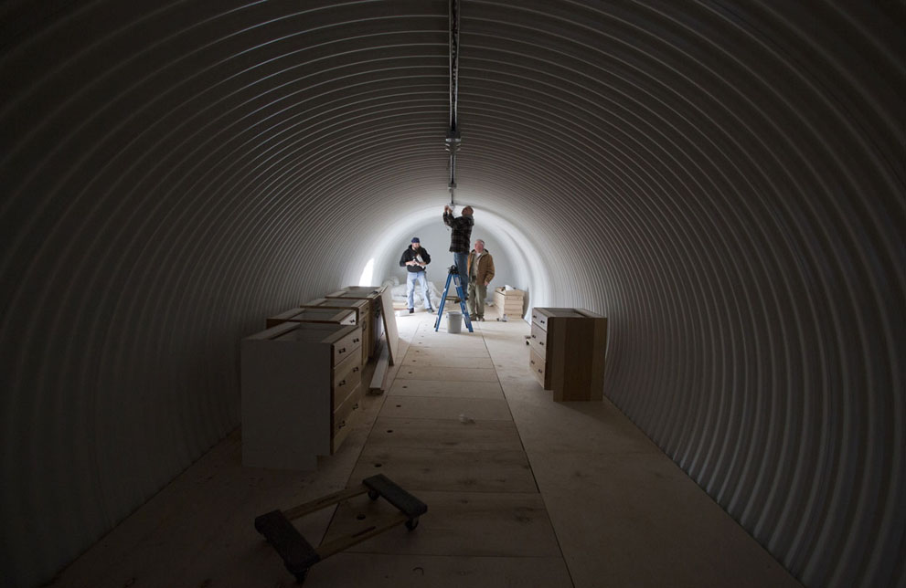 کارکنان در حال ساخت پناهگاه در جنوب یوتا در آمریکا (قیمت هر پناهگاه با توجه به امکانات تا 64900 دلار تعیین شده است.)
