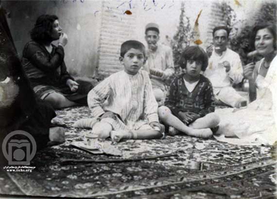 غلامرضا پهلوی در پنج سالگی در كنار مادرش توران امیرسلیمانی و چند تن از بستگان خویش، در باغ مكتب‌خانه (1307ش) از چپ: توران امیرسلیمانی و غلامرض