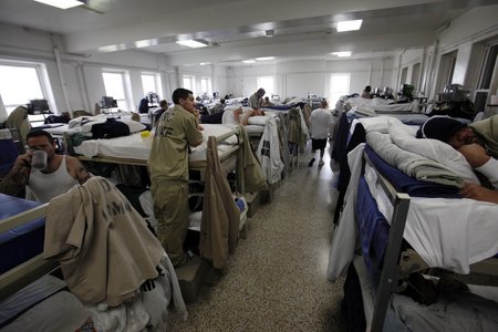 گفته می‌شود در برخی از زندان‌ها زندانیان مجبورند که بر روی تخت سه طبقه بخوابند و یا در سلول‌هایی که برای یک نفر طراحی شده سه زندانی حضور دا