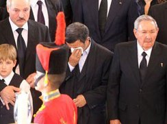 گریه‌های احمدی‌نژاد و 2 بوسه بر تابوت هوگو چاوز