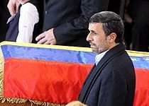 درباره عکس منتشرشده از احمدی‌ن‍ژاد و مادر چاوز
